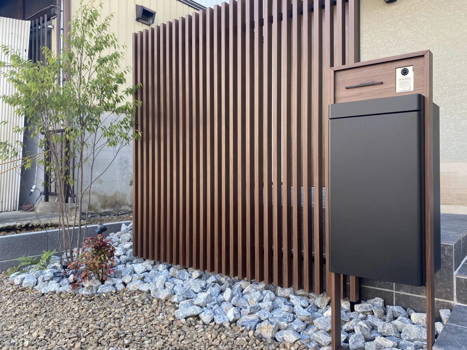 【施工例】おしゃれなインダストリアルデザインの機能門柱!失敗しないレイアウトと実例集